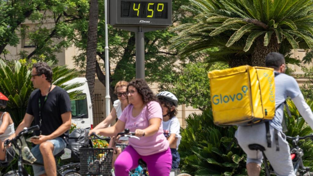 Un termómetro marca 45 grados en la ciudad de Sevilla.