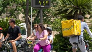 EuropaPress_6097733_termometro_marca_45_grados_1400_tarde_junto_trabajador_glovo_bicicleta_19.jpg