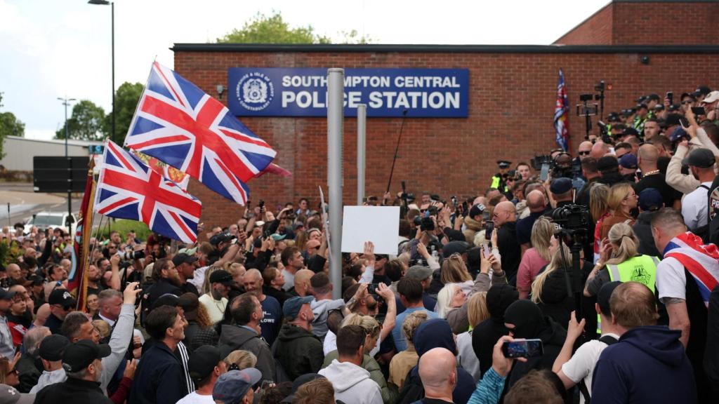 Manifestación frente a la comisaría central de policía de Southampton