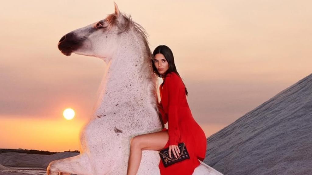 Kendall Jenner en la campaña de Stella McCartney con su caballo Dylan.