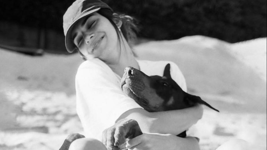 Kendall Jenner y su perro Pyro.