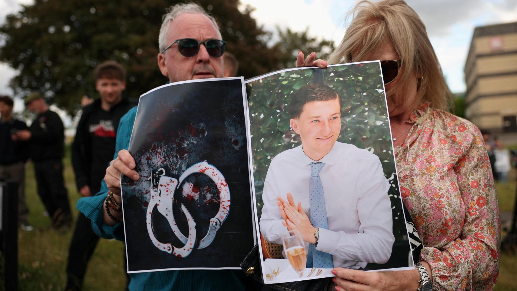 Manifestantes en Southampton muestran la fotografía de Henry Nowak y unas esposas ensangrentadas en referencia a las circunstancias de su muerte.
