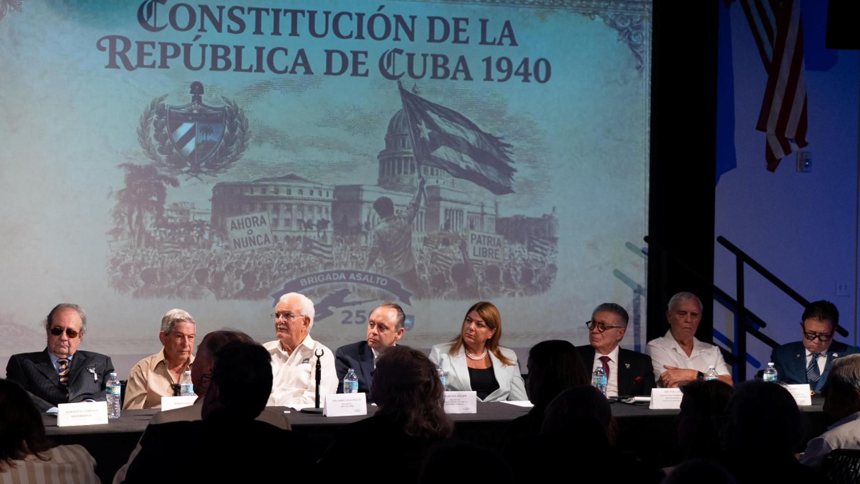 Líderes del exilio cubano durante una reunión para defender la vigencia de la Constitución de 1940