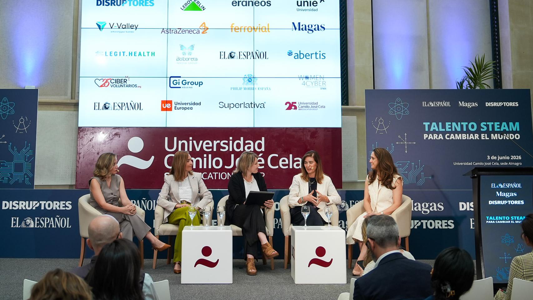 Imagen de la mesa durante el foro.