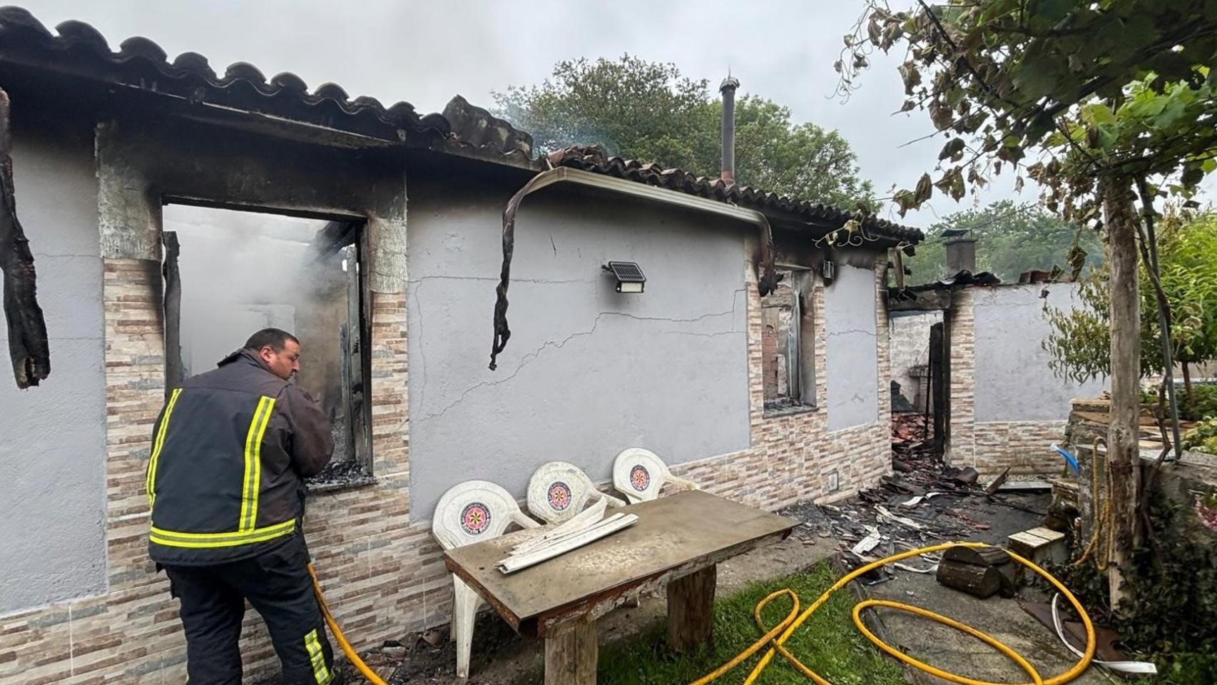 Casa incendiada en Vilasantar