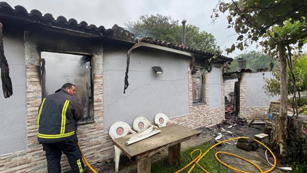 Casa incendiada en Vilasantar
