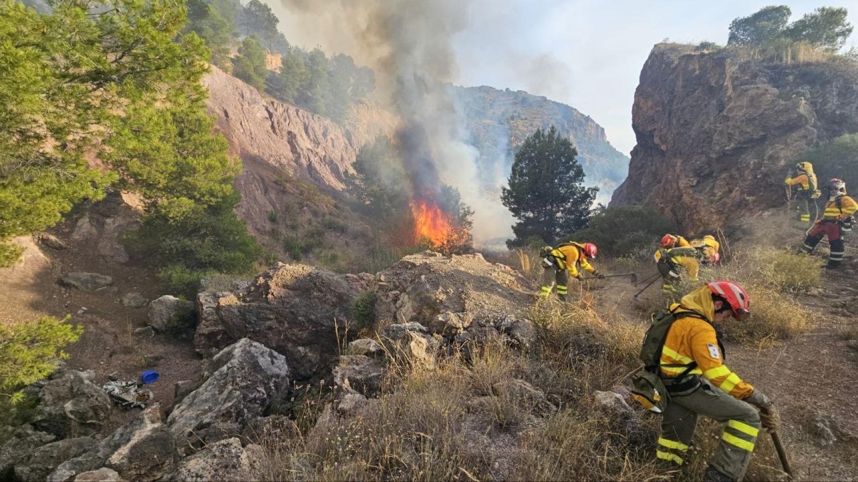 Bomberos forestales trabajando en el incendio de la pedanía murciana de Los Garres que sigue activo.