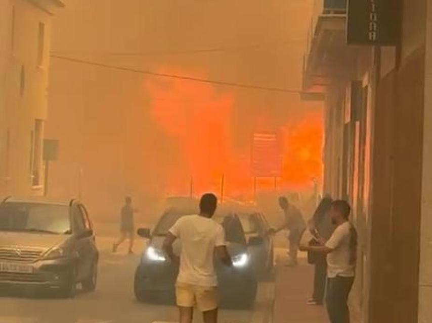 Una de las lenguas de fuego próxima a una zona habitada.