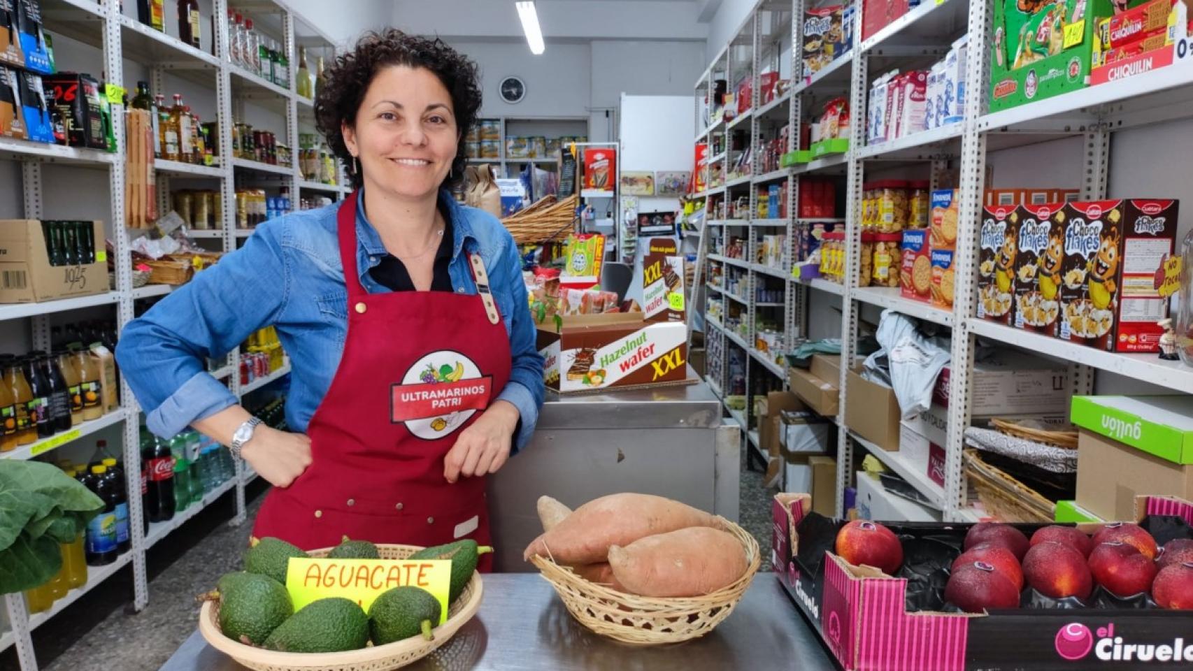 Patricia Barreira rodeada de productos en su ultramarinos de la calle Historiador Vedia.