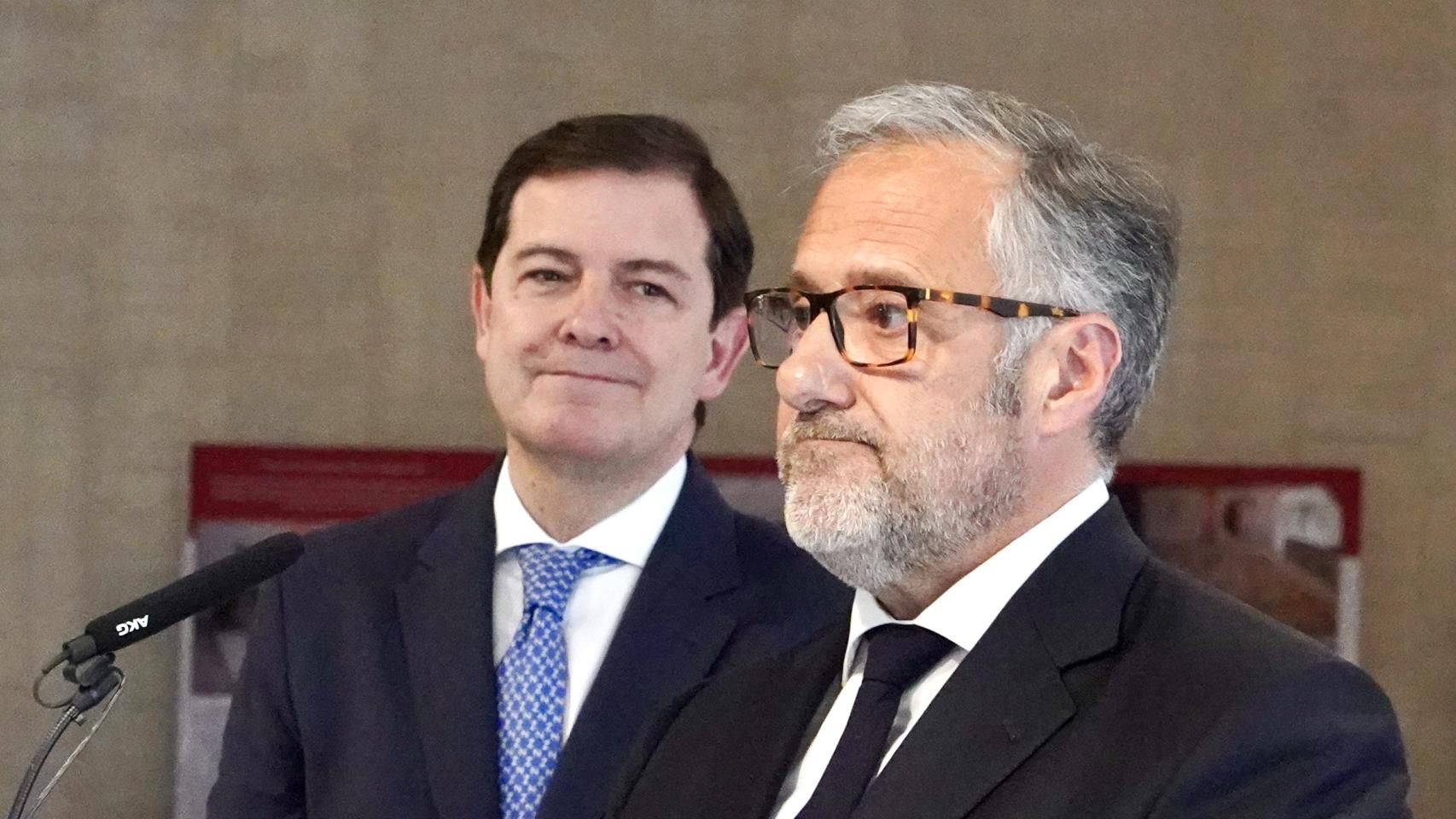 El presidente de la Junta de Castilla y León en funciones, Alfonso Fernández Mañueco, y el portavoz de Vox en las Cortes, Carlos Pollán, durante la presentación del acuerdo de gobierno entre ambas formaciones, este miércoles