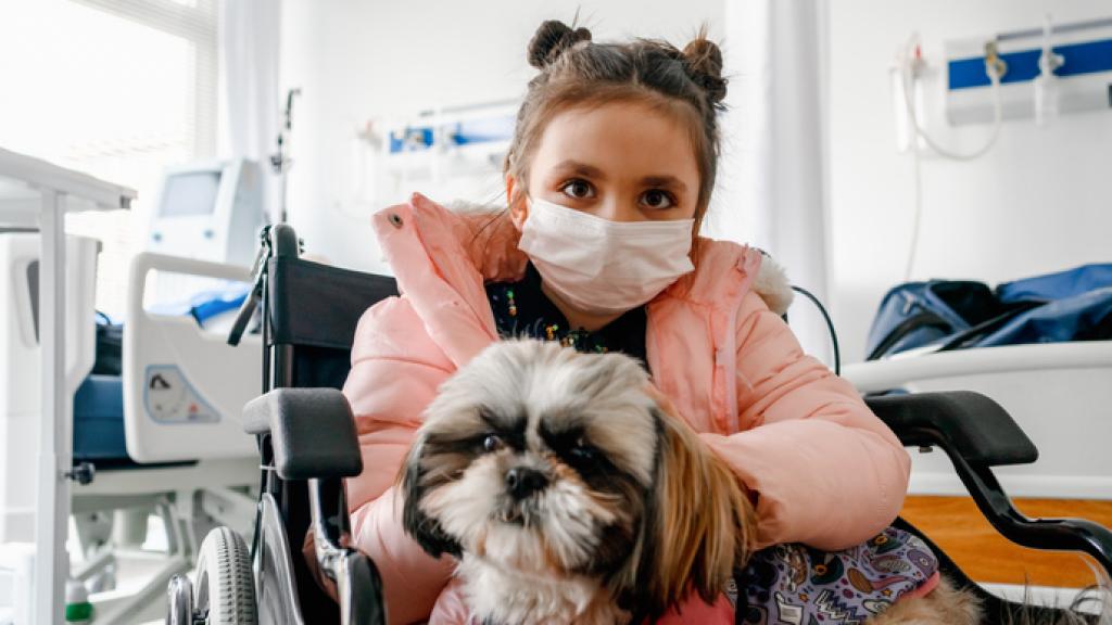 Niña con un perro.