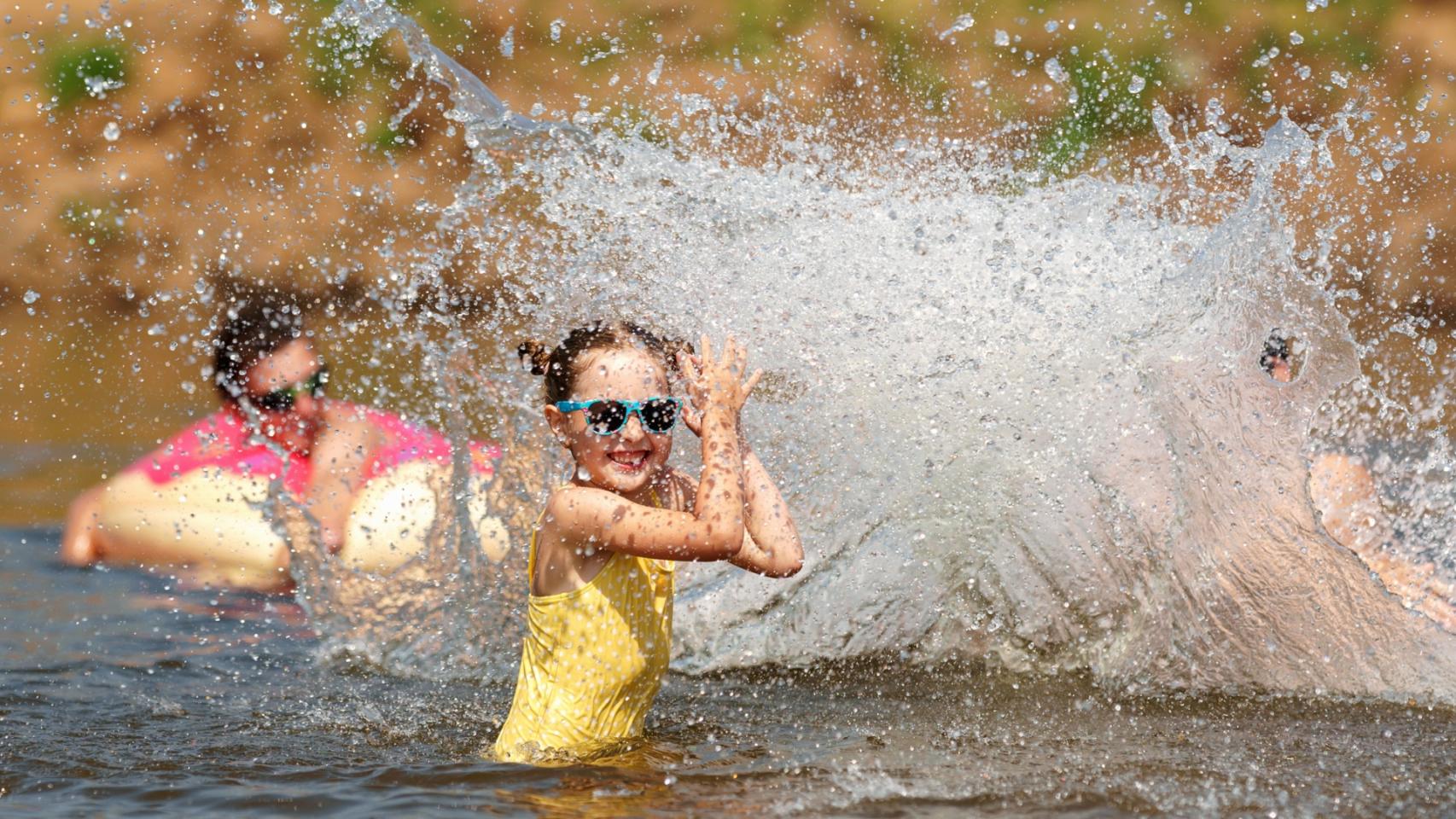 Una familia disfruta de una tarde de juegos en un pantano