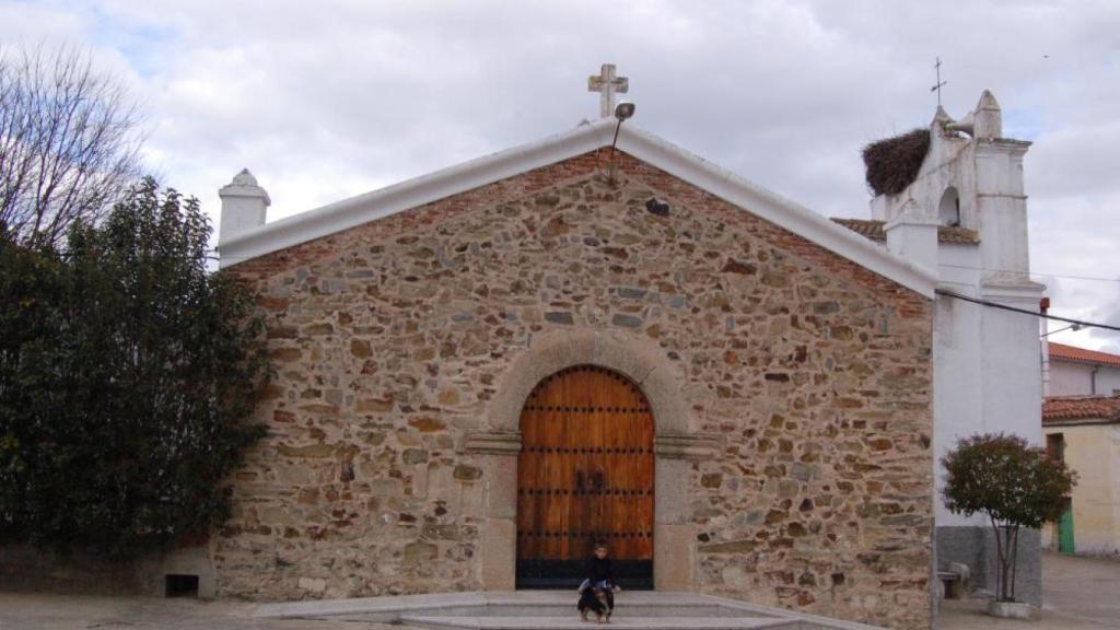 Fachada de la iglesia de Torrecillas de la Tiesa, en la provincia de Cáceres.