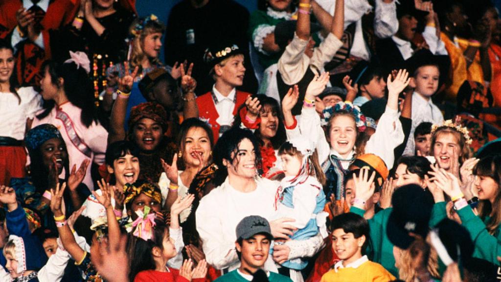 Michael Jackson con cientos de niños en su actuación en la Super Bowl.
