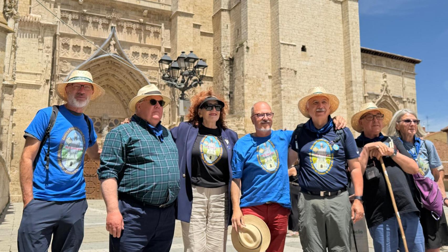 El presidente de Camino Francés Federación, Miguel Pérez, en el centro , rodeado del comité de American Pilgrims.
