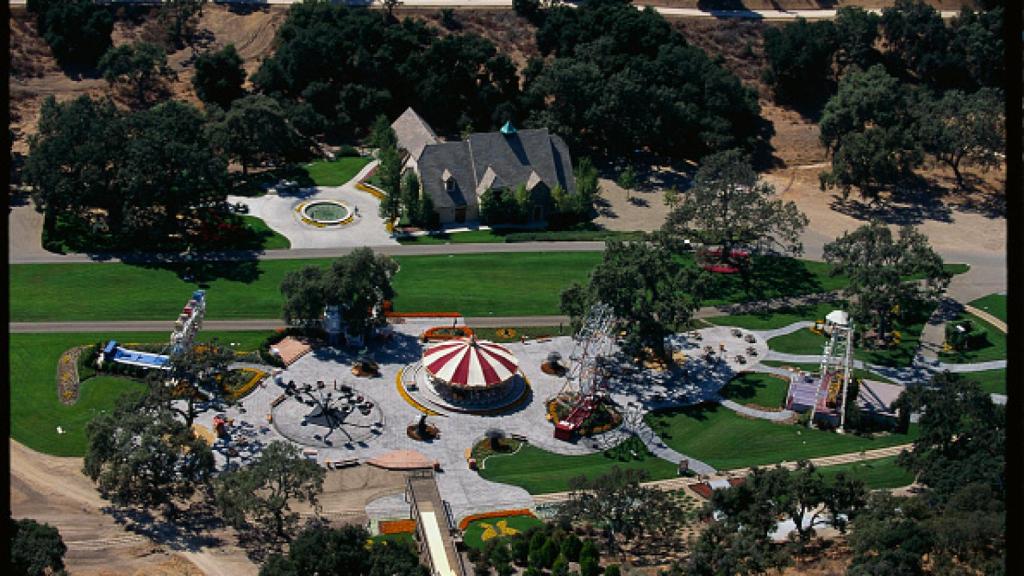 Vista aérea de Neverland, el rancho de Michael jackson que cuenta con parque de atracciones.