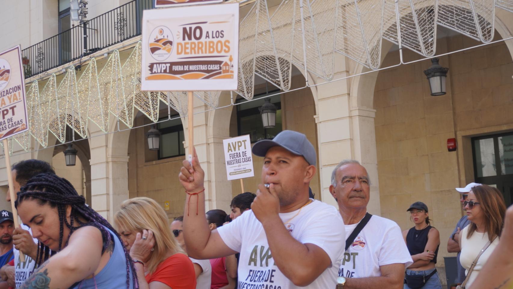 Cristian Cárdenas protestando ayer frente al Ayuntamiento de Alicante.