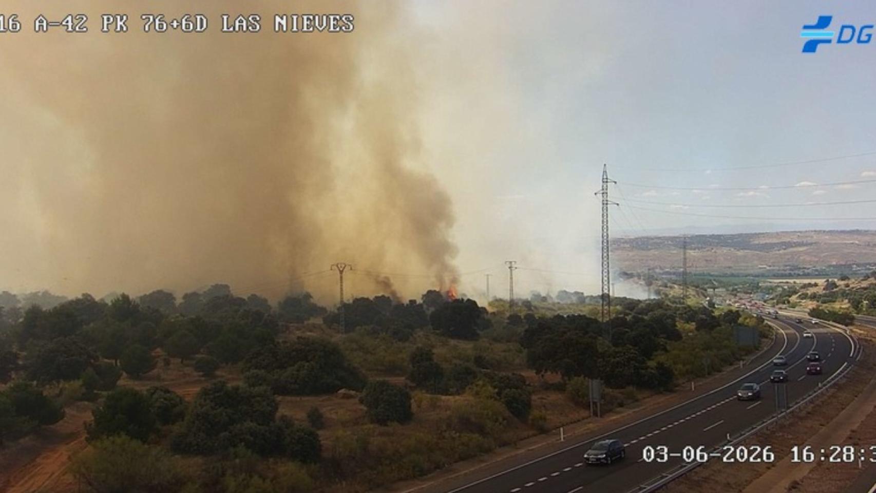 Imagen del fuego en los terrenos de la Academia de Infantería visto desde la A-42.