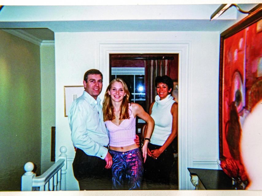 El expríncipe Andrés junto a Virginia y Maxwell.
