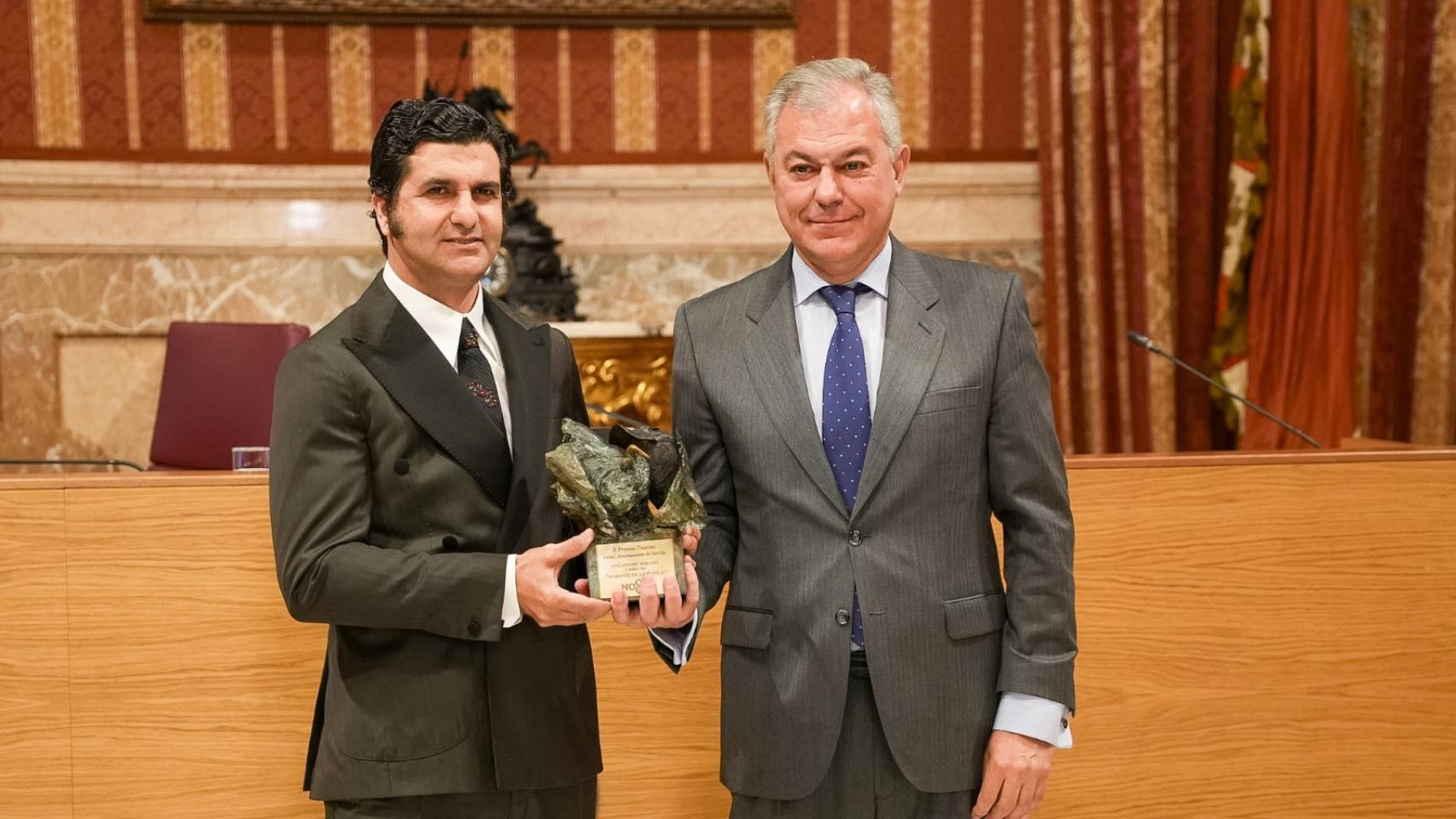 El alcalde de Sevilla, José Luis Sanz, y el torero Morante de La Puebla durante la entrega del X premio taurino.