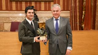 El alcalde de Sevilla, José Luis Sanz, y el torero Morante de La Puebla durante la entrega del X premio taurino.