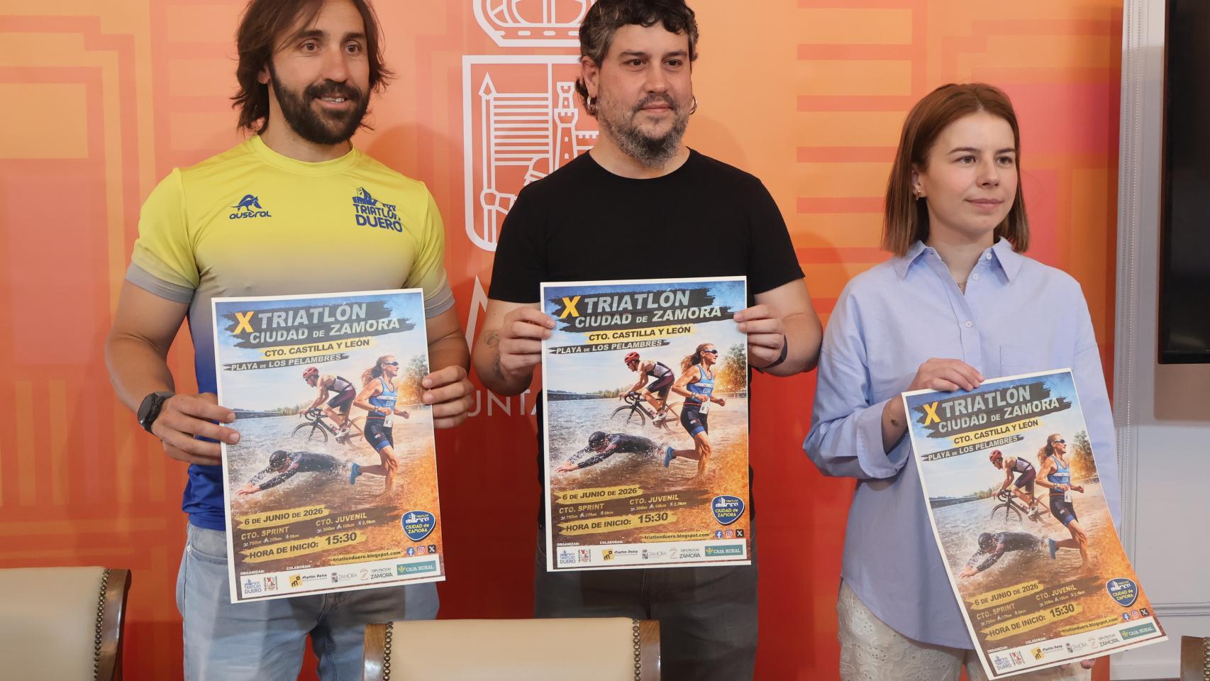 Presentación del triatlón 'Ciudad de Zamora' con el representante del Club Triatlón Duero, Álvaro Hernández; el concejal de Hacienda del Ayuntamiento, Diego Bernardo y la representante de Caja Rural de Zamora, Laura Huertos.