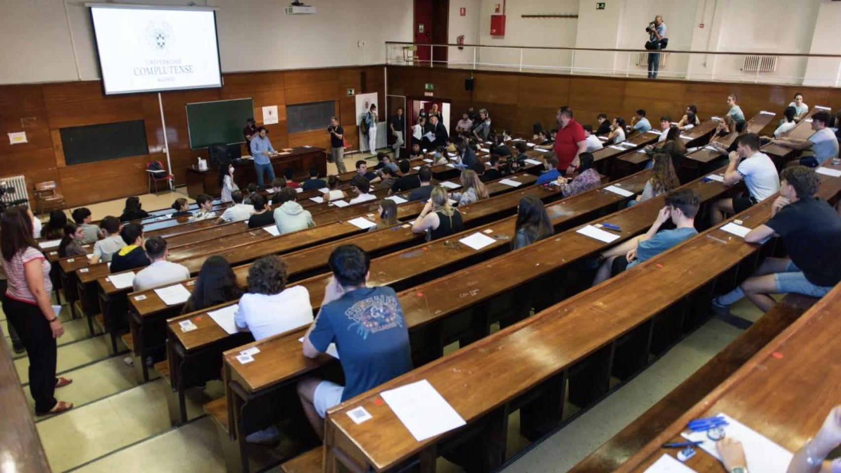 Varios alumnos se examinan de la EVAU en la Facultad de Derecho de la Universidad Complutense de Madrid, en junio de 2022.