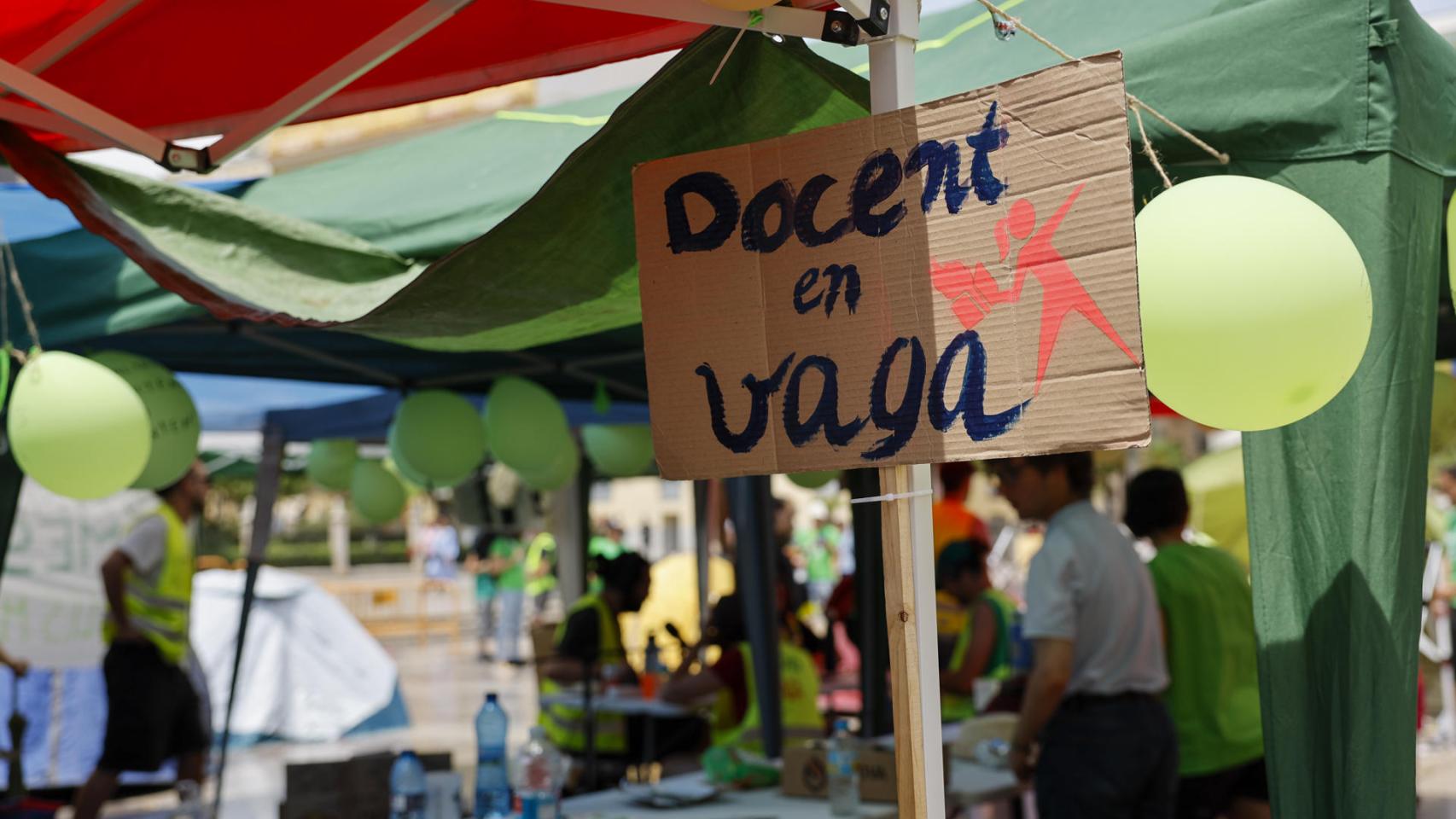 Acampada de docentes en la plaza de la Virgen de València.