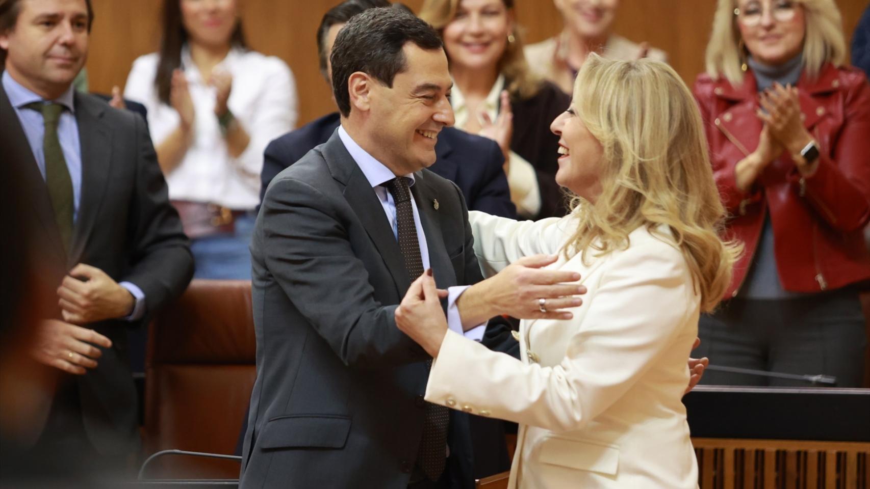 El presidente de la Junta, Juanma Moreno, y la consejera de Economía, Carolina España