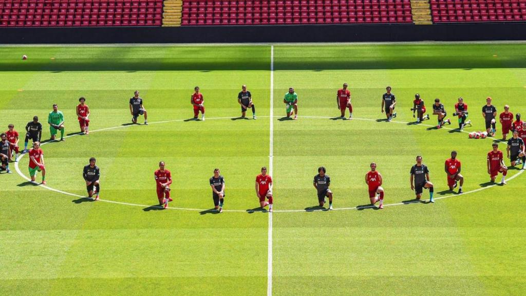 Los jugadores del Liverpool, arrodillados.