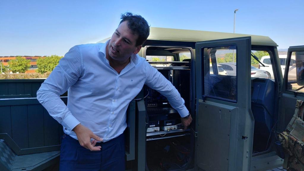 El consejero delegado de Integrasys, Álvaro Sánchez, junto al vehículo Vamtac