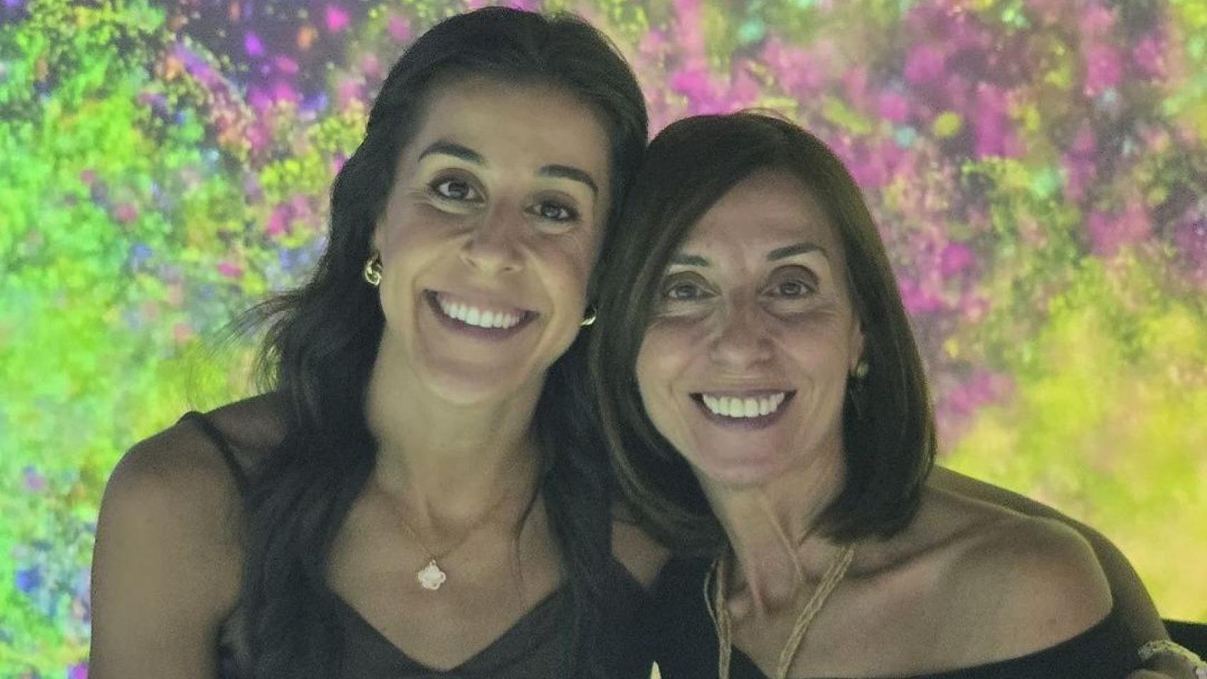 Carolina Marín, junto a su madre.