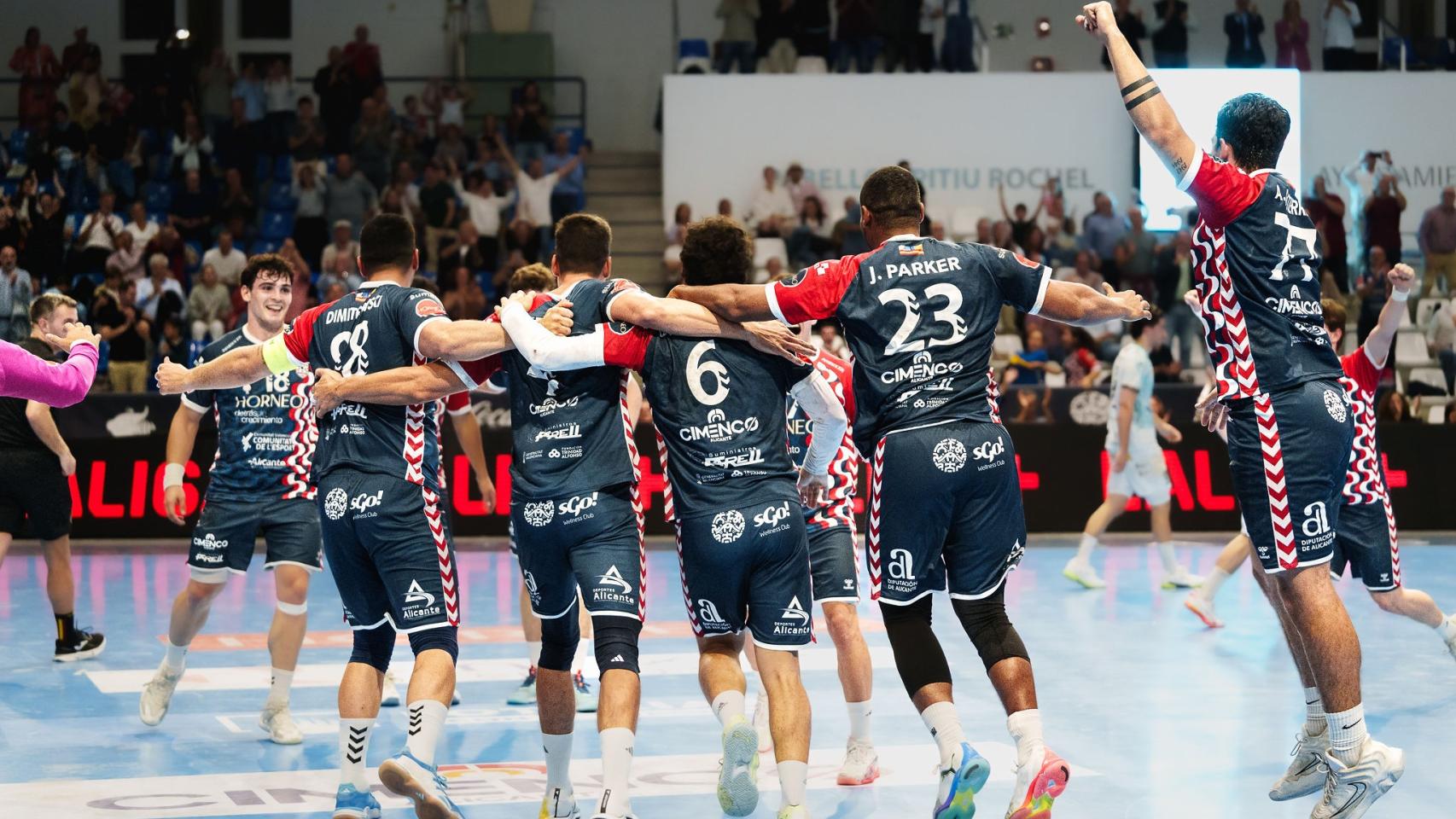 Los jugadores del Horneo celebran una victoria.