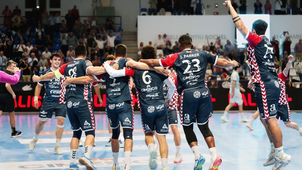 Los jugadores del Horneo celebran una victoria.