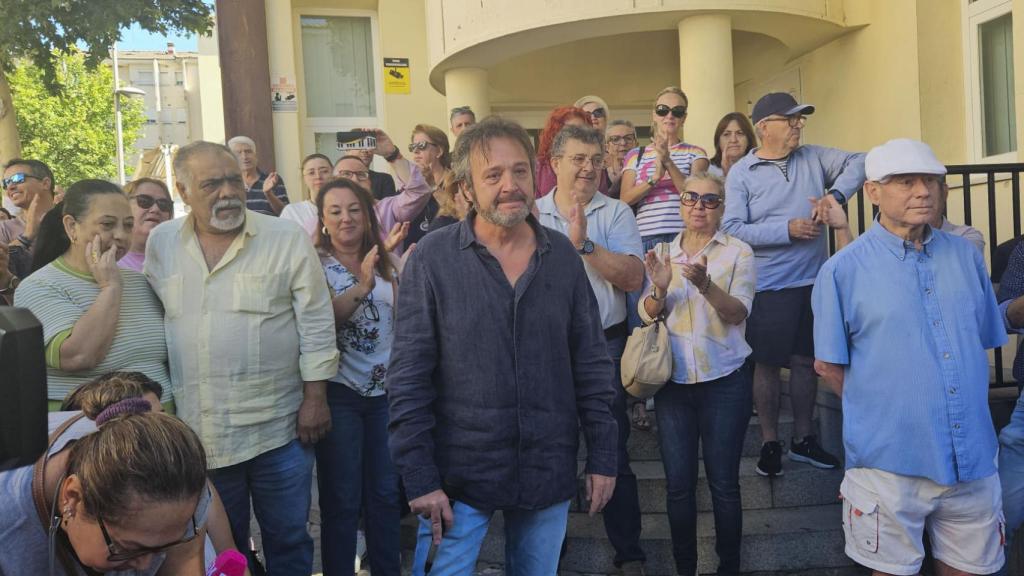  Más de un centenar de personas se han concentrado este miércoles en Mérida en apoyo de Juan Carlos Nieto, un funcionario al que el Servicio Público de Empleo Estatal (SEPE) ha abierto un expediente disciplinario por atender a ciudadanos sin cita previa. 