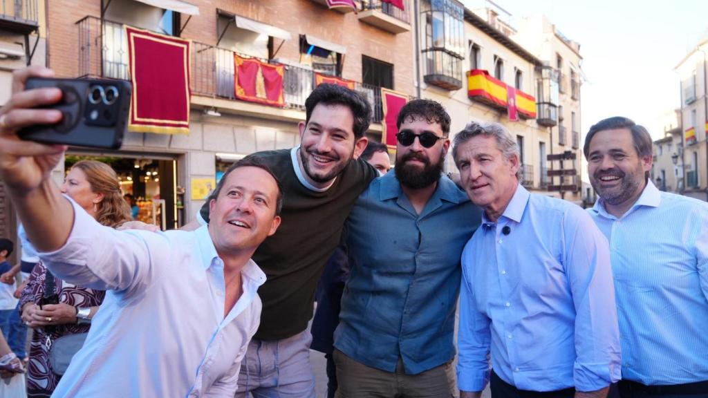 Feijóo, Núñez y Velázquez junto con personas disfrutando del recorrido de la Tarasca en Toledo.
