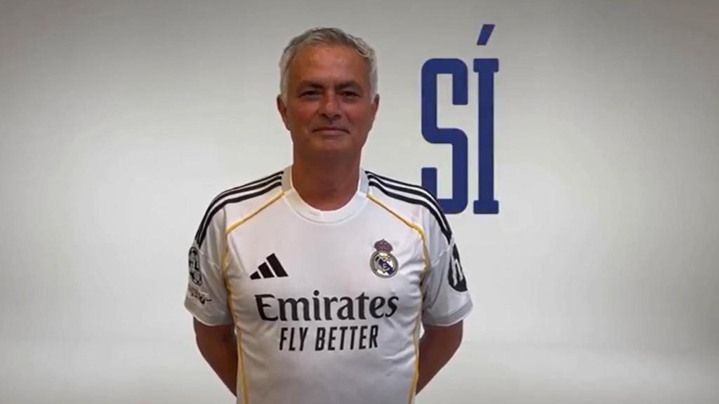 Mourinho posa con la camiseta del Real Madrid.