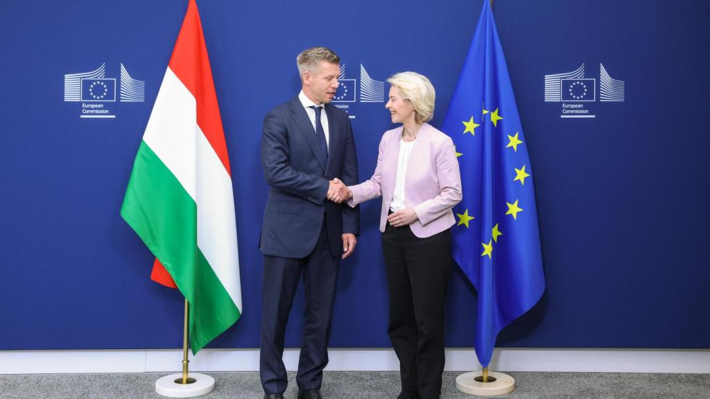 El nuevo primer ministro húngaro, Péter Magyar, durante su reunión con Ursula von der Leyen la semana pasada en Bruselas
