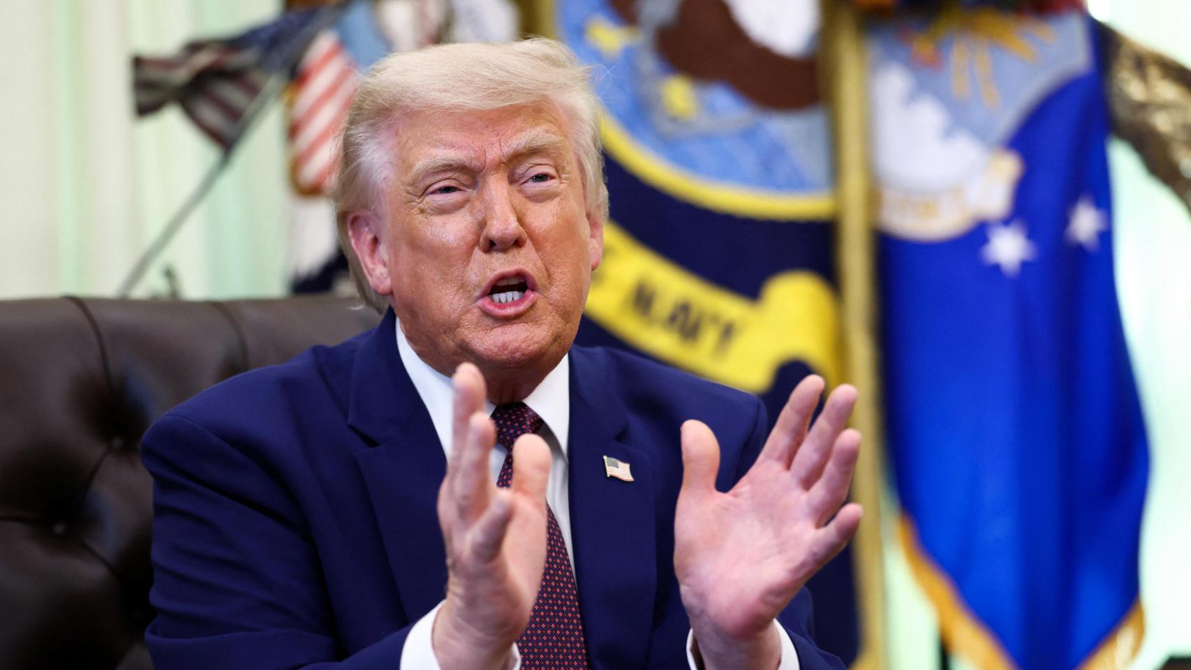 El presidente de Estados Unidos, Donald Trump, habla con los periodistas tras firmar una orden ejecutiva en el Despacho Oval de la Casa Blanca, en Washington.