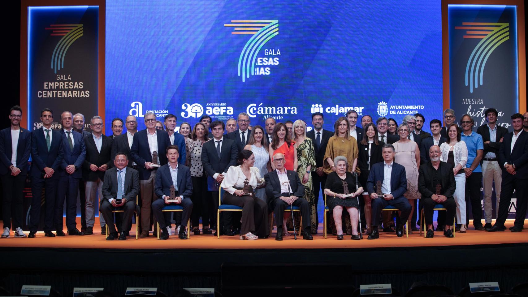 Foto de familia de la VII Gala de Empresas Centenarias de Alicante.