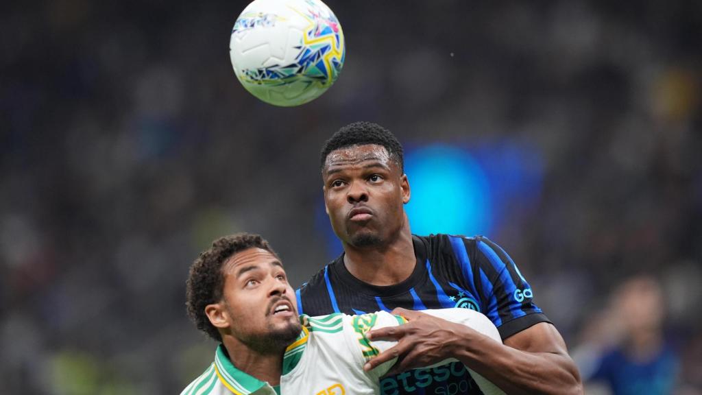 Denzel Dumfries, durante un partido contra el Inter de Milán.