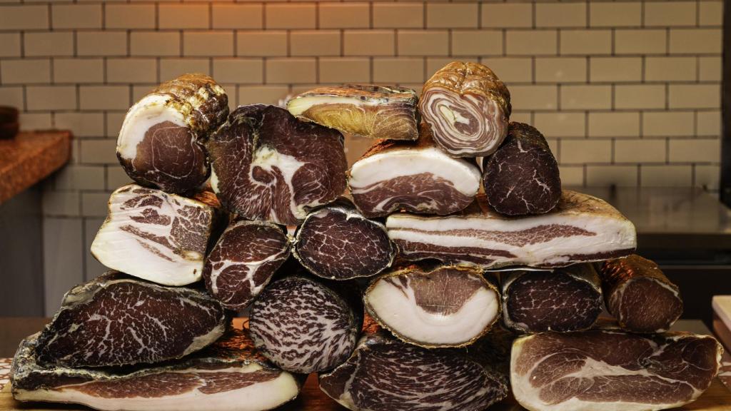 Speck, lonza, bresaola de wagyu, culatello Duroc, cecina Angus, bondiolon con cuero o jamón de surubi (pescado de río) forman parte del gran repertorio de su charcutería.