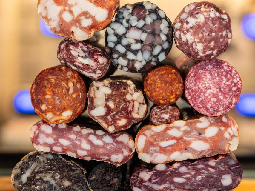 El argentino elabora una gran cantidad de salamis, para los que utiliza pescados de río y tinta de calamar.