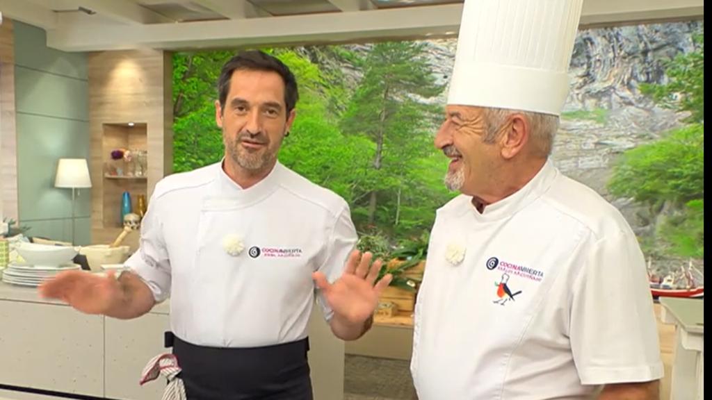 Joseba Arguiñano, junto a su padre Karlos, en el momento exacto de anunciar la noticia.
