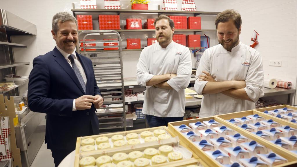 El consejero de Cultura de la Comunidad de Madrid, Mariano de Paco, con los hermanos Moreno, directores de producción de Pastelería Mallorca.