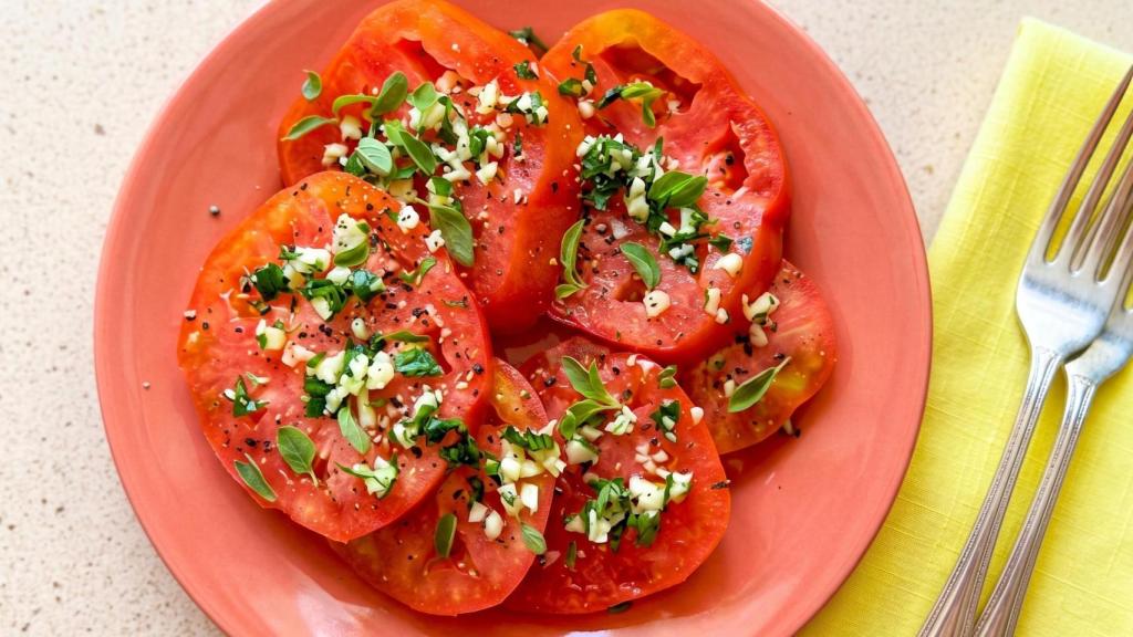 Plato con tomates aliñados