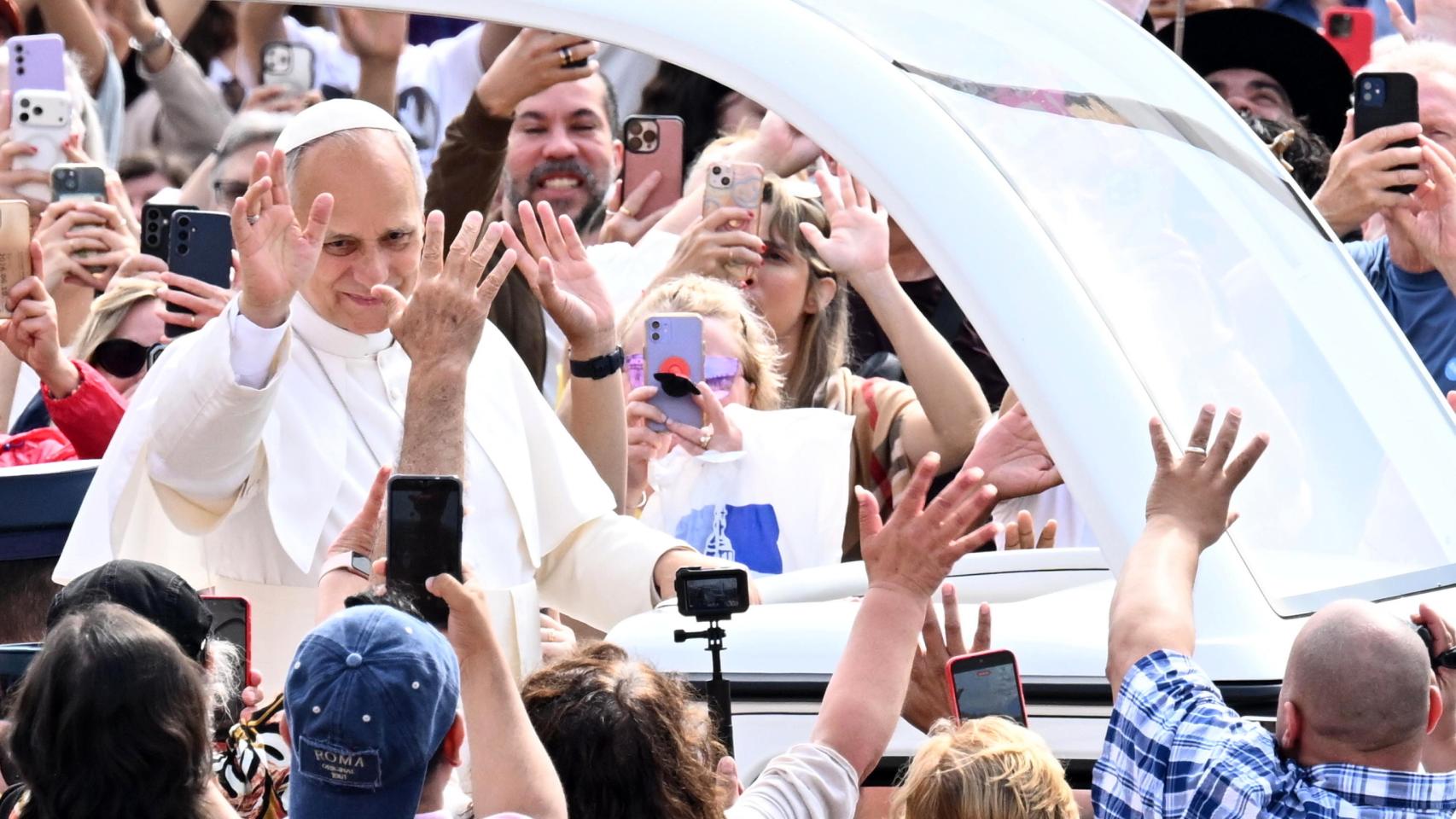 El Papa León XIV siendo grabado por miles de móviles