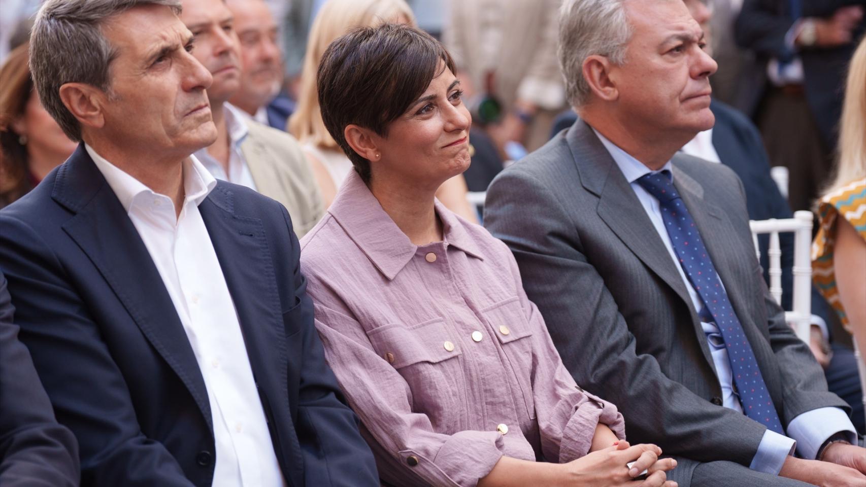 La ministra de Vivienda, Isabel Rodríguez, junto con el alcalde de Sevilla, José Luis Sanz, en la entrega de llaves de una nueva promoción de vivienda asequible en la capital. 