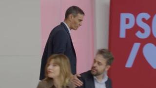 Pedro Sánchez saluda a Juanfran Serrano en la Ejecutiva del PSOE.