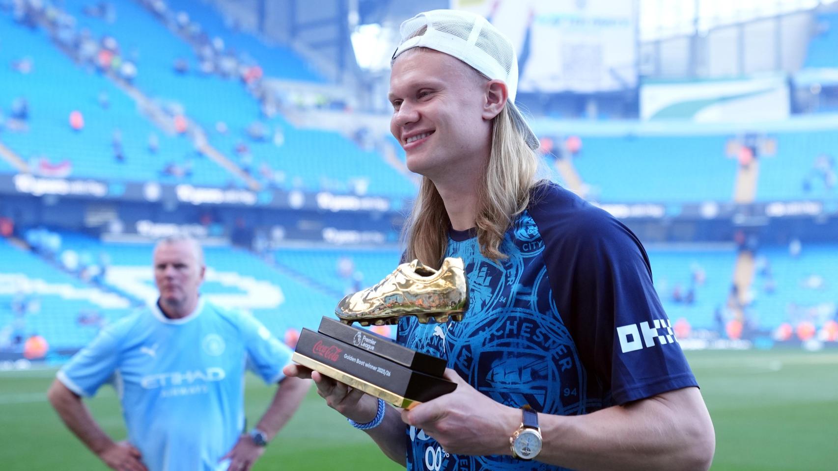 Erling Haaland, con su trofeo de máximo goleador de la Premier League 2025/26